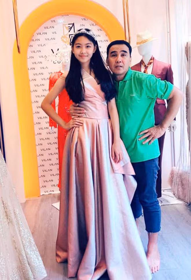 Đa số dân mạng dành lời khen cho nhan sắc xinh đẹp của công chúa nhà Quyền Linh. Có người còn gọi bé Lọ Lem là Tiểu Vy phiên bản nhí vì gương mặt bé có nét giống với Hoa hậu Việt Nam 2018.