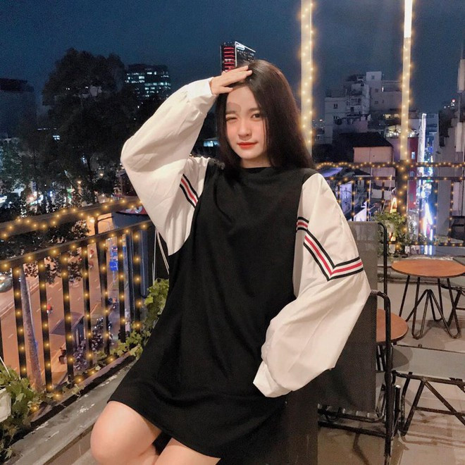 Hơn 1 thập kỷ trôi qua, Anh Thư dù ít tham gia phim ảnh hơn nhưng vẫn khiến khán giả cảm thấy ngỡ ngàng với màn "lột xác" ngoạn mục khi cô bé đáng yêu ngày nào giờ đã chăm khoe dáng và ăn mặc phong cách hơn.