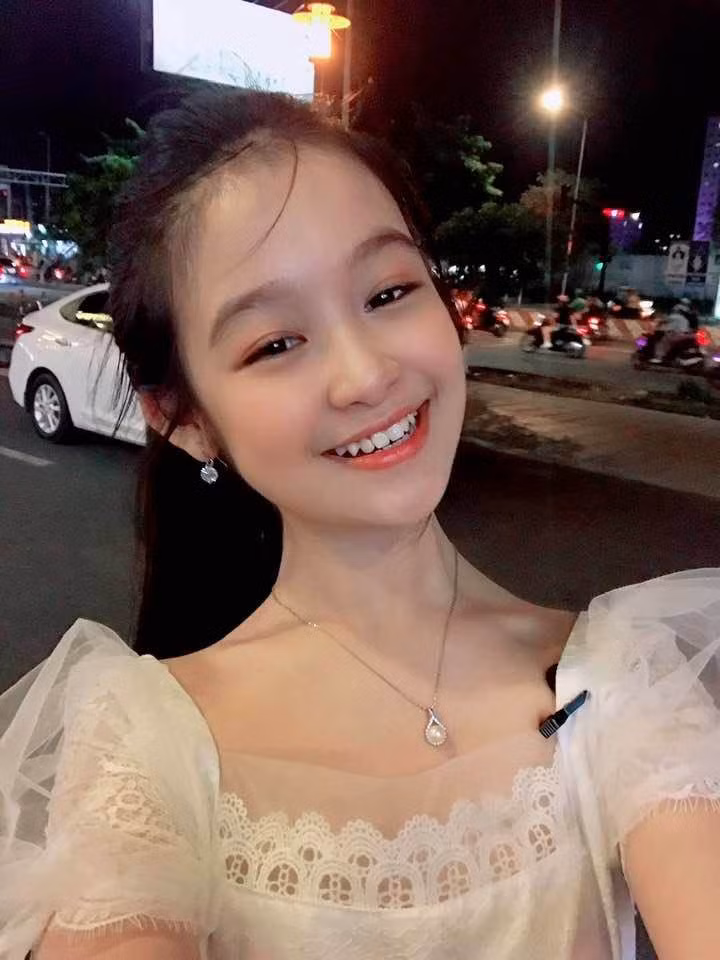 Cuộc sống hiện tại của "hoa khôi nhí Tây Đô" khiến nhiều người trưởng thành phải bất ngờ vì cô bé rất bận rộn giữa lịch trình hoạt động nghệ thuật và học tập ở trường.