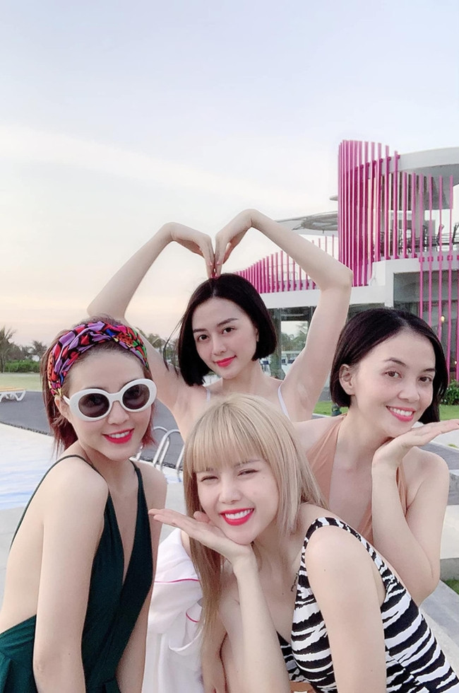 Mới đây, giữa "tâm bão" drama của em gái, chị gái Thiều Bảo Trâm là Thiều Anh Đào đã có những phát ngôn để bảo vệ em, từ đó cô nàng được cư dân mạng chú ý.