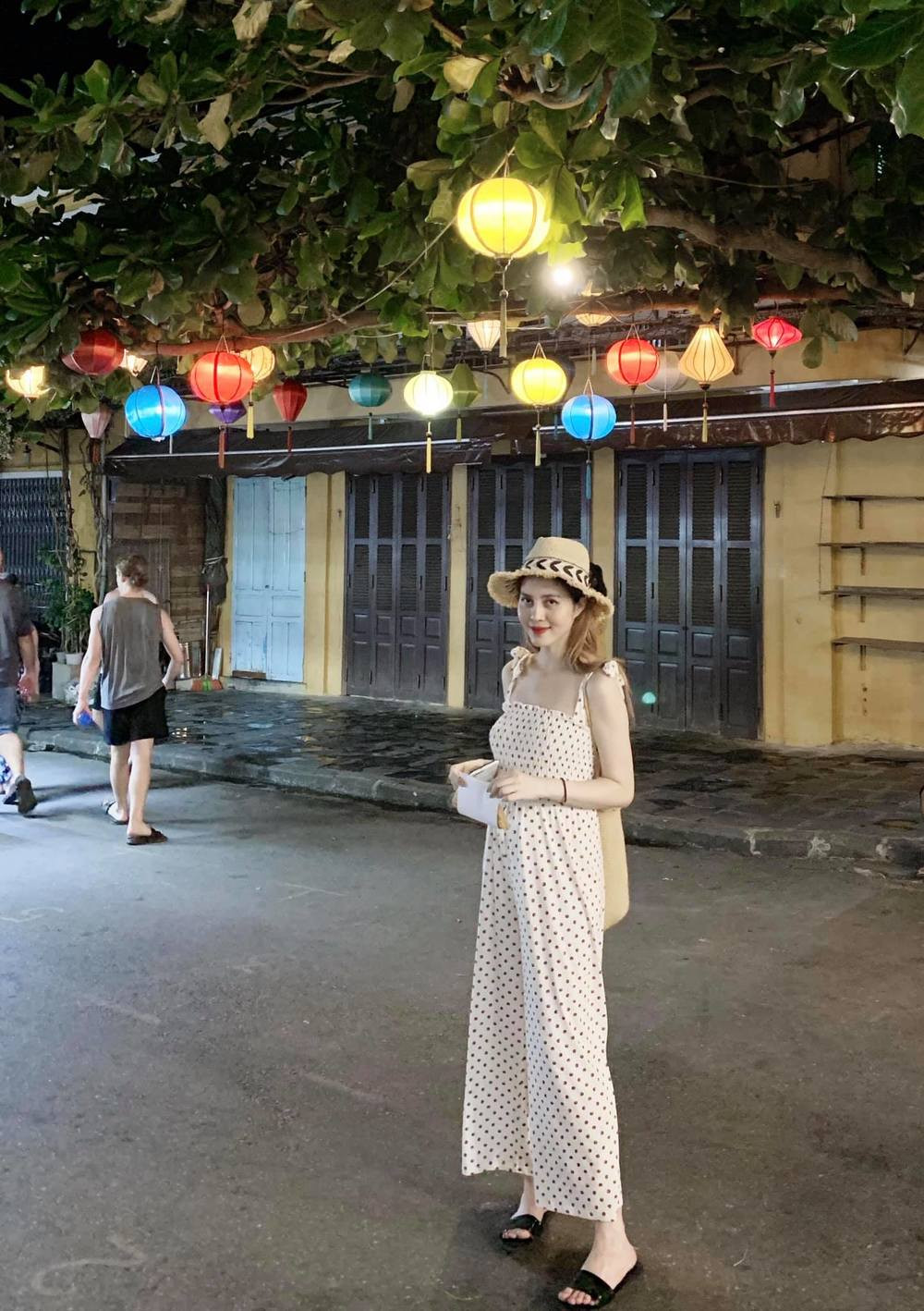 Người đẹp chủ yếu cập nhật công việc kinh doanh của bản thân và chuyện gia đình lên trang cá nhân, ít chia sẻ chuyện đời tư.