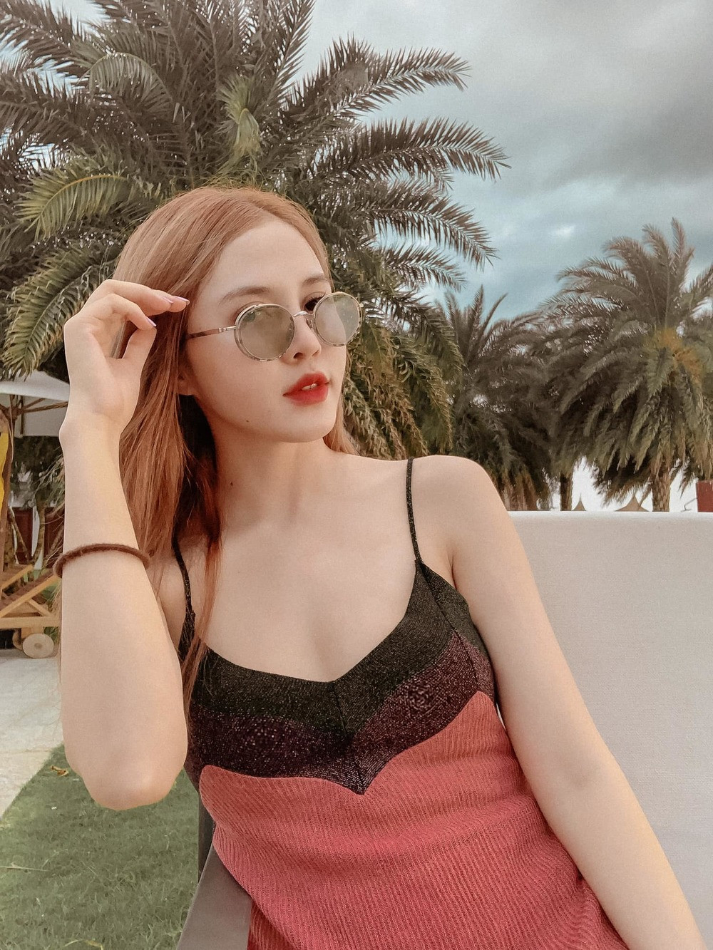 Trên trang cá nhân, Thiều Anh Đào chỉ chia sẻ sản phẩm mới của Thiều Bảo Trâm, hiếm khi đăng tải ảnh hai người chụp chung.