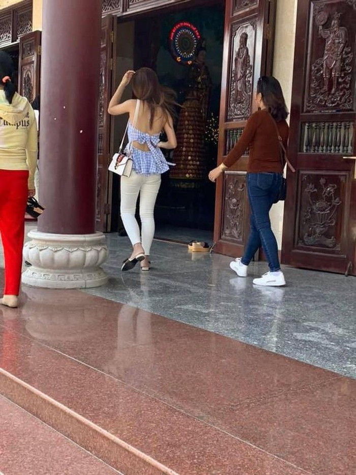 Bất chấp chốn linh thiêng, cô gái này vẫn diện chiếc áo hở lưng.