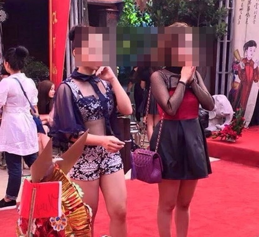 Đáng nói hơn, ngay gần đó đã có tấm biển thông báo quy định về trang phục không được vào chốn tôn nghiêm, nhưng những cô gái này vẫn vô tư thoải mái ăn mặc theo sở thích khi vào chùa.