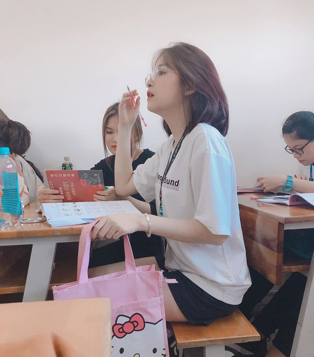 Trần Thị Bích Thuỷ sinh năm 2000, đến từ Bình Thuận bị "chộp" lại khoảnh khắc xuất thần khi đang tập trung nghe giảng trong lớp.