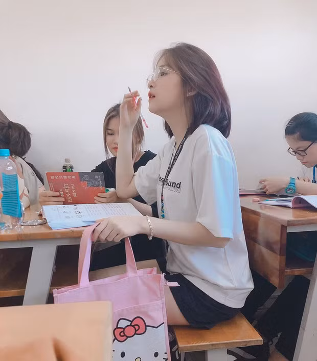 Trần Thị Bích Thuỷ sinh năm 2000, đến từ Bình Thuận bị "chộp" lại khoảnh khắc xuất thần khi đang tập trung nghe giảng trong lớp.