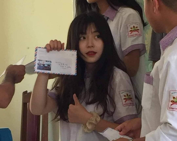 Cô bạn bị chụp lén gây sốt với thần thái xuất sắc.