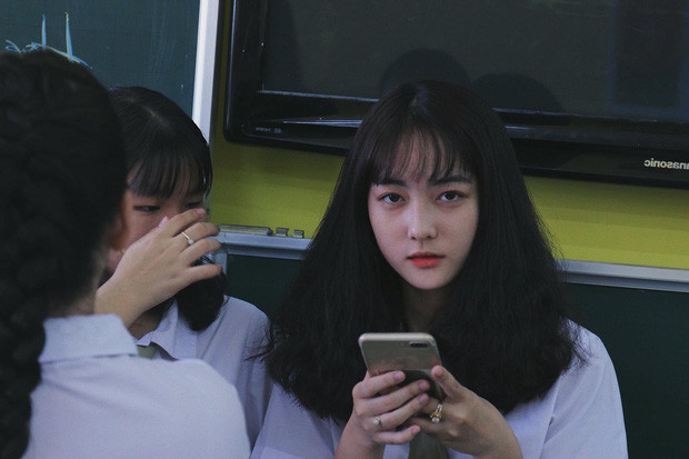 Cô bạn bị chụp lén ở trường này là Phạm Mỹ Tiên, sinh năm 2002. Hình ảnh nữ sinh này bị chụp lén khi đi học đã từng chiếm sóng MXH bởi vẻ đẹp không khác gì hot girl.