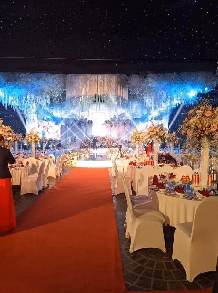 Được biết, đám cưới còn có sự góp mặt của nhiều ca sĩ nổi tiếng như Cẩm Ly, Quốc Đại,...