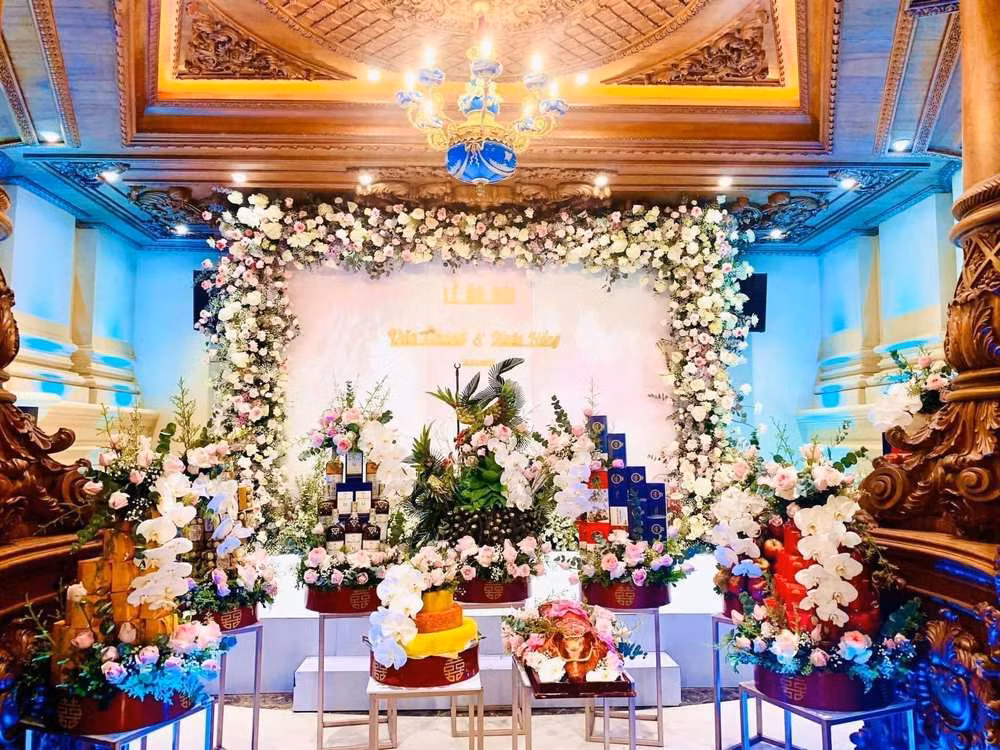 Bàn thờ gia tiên cho hôn lễ được trang hoàng sang trọng và toát lên sự giàu có.
