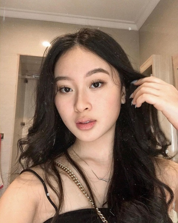 Ở khoảnh khắc cuối cùng, bức hình cô bạn check in cùng bạn học ở Đại học Yale (Mỹ) lại càng khiến dân tình tròn mắt. Vừa xinh lại học giỏi nên cô gái này bất ngờ trở thành "con nhà người ta" nhiều cha mẹ ao ước.