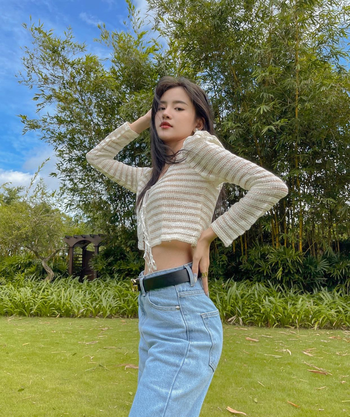 Sở hữu gương mặt xinh xắn, làn da trắng cùng nụ cười duyên, hot girl Ngô Thùy Trâm là cái tên khiến cư dân mạng xao xuyến bởi những hình ảnh xinh đẹp đăng tải trên MXH.