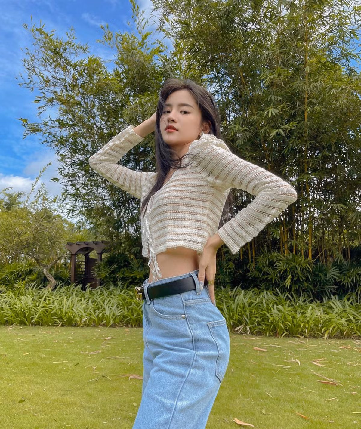 Sở hữu gương mặt xinh xắn, làn da trắng cùng nụ cười duyên, hot girl Ngô Thùy Trâm là cái tên khiến cư dân mạng xao xuyến bởi những hình ảnh xinh đẹp đăng tải trên MXH.