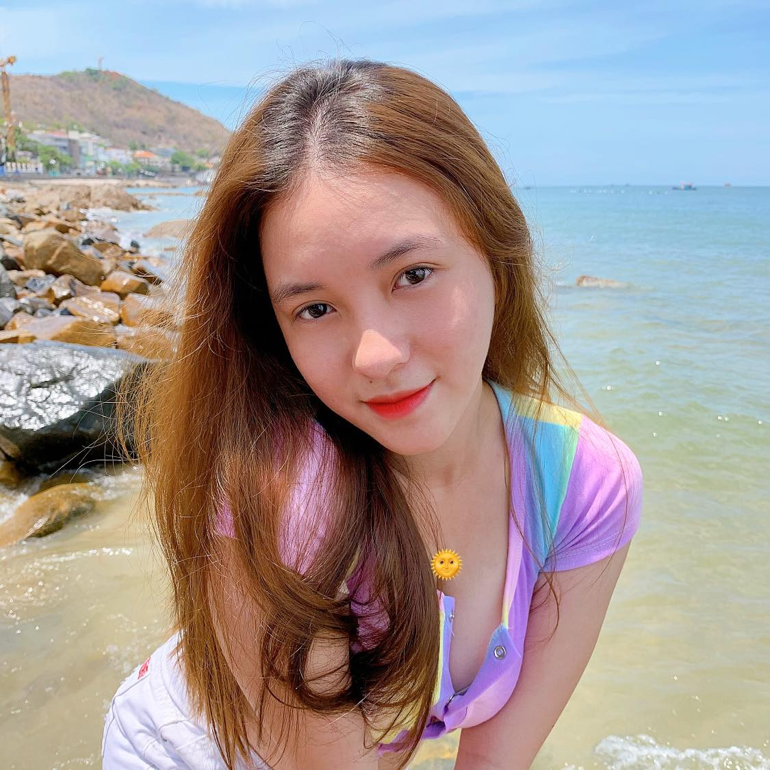 Ít ai biết rằng Trâm là một cô gái mang hai dòng máu Việt Nam - Campuchia, bố là người Việt Nam và mẹ là người Campuchia.