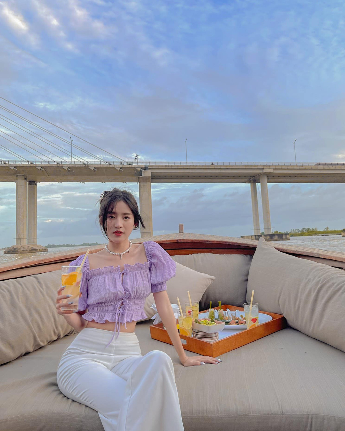 Ngô Thùy Trâm (sinh năm 1999, đến từ Đồng Nai) hiện đang là người mẫu ảnh, diễn viên trẻ tại TP.HCM. Ở tuổi đôi mươi, cô nàng ngày càng quyến rũ và trưởng thành.