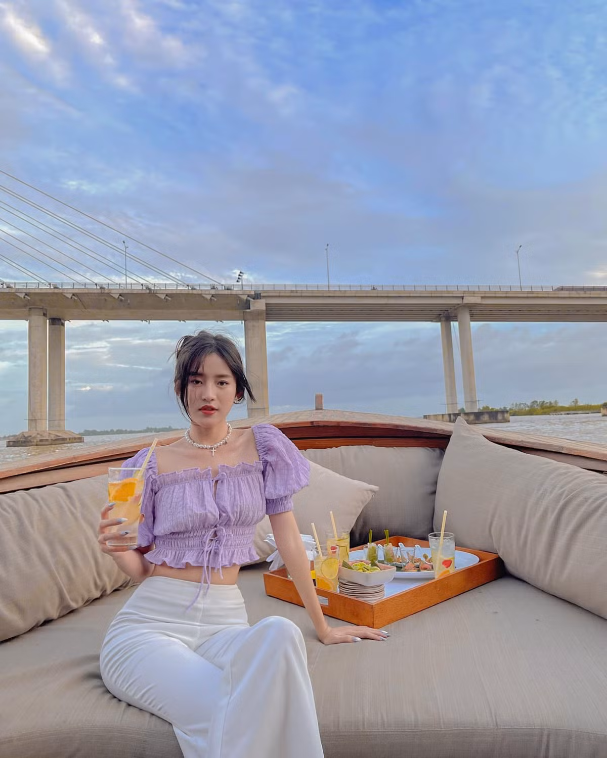 Ngô Thùy Trâm (sinh năm 1999, đến từ Đồng Nai) hiện đang là người mẫu ảnh, diễn viên trẻ tại TP.HCM. Ở tuổi đôi mươi, cô nàng ngày càng quyến rũ và trưởng thành.