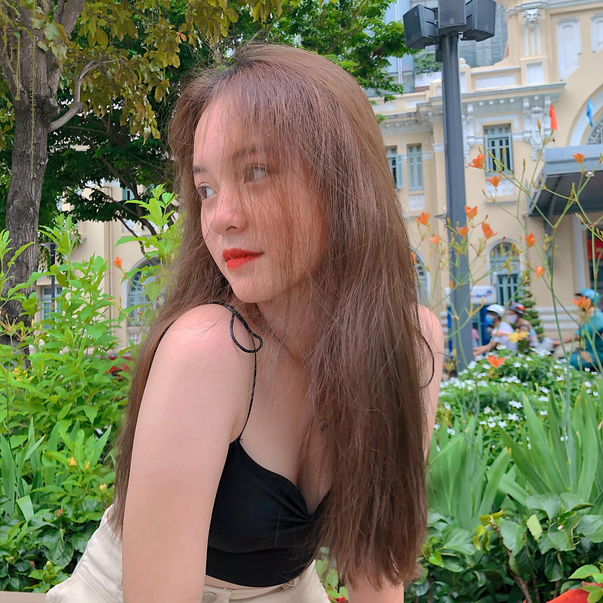 Chính nhờ khuôn mặt xinh xắn và dáng hình đẹp với phong cách ăn mặc quyến rũ táo bảo khiến nhiều người thích và để ý đến Trâm.