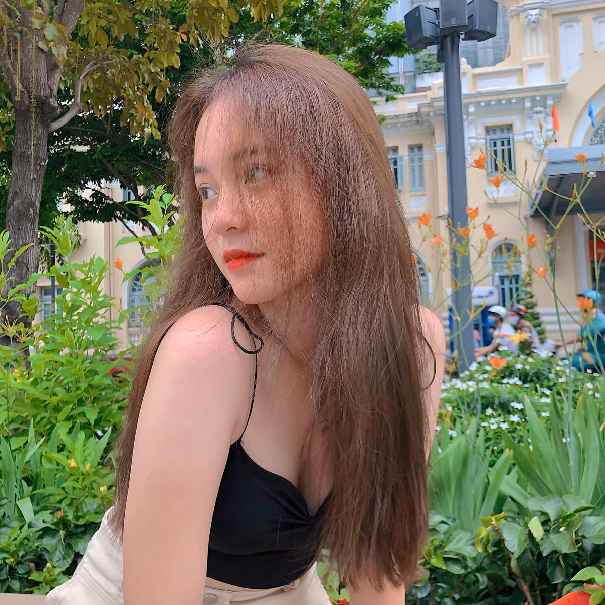 Chính nhờ khuôn mặt xinh xắn và dáng hình đẹp với phong cách ăn mặc quyến rũ táo bảo khiến nhiều người thích và để ý đến Trâm.