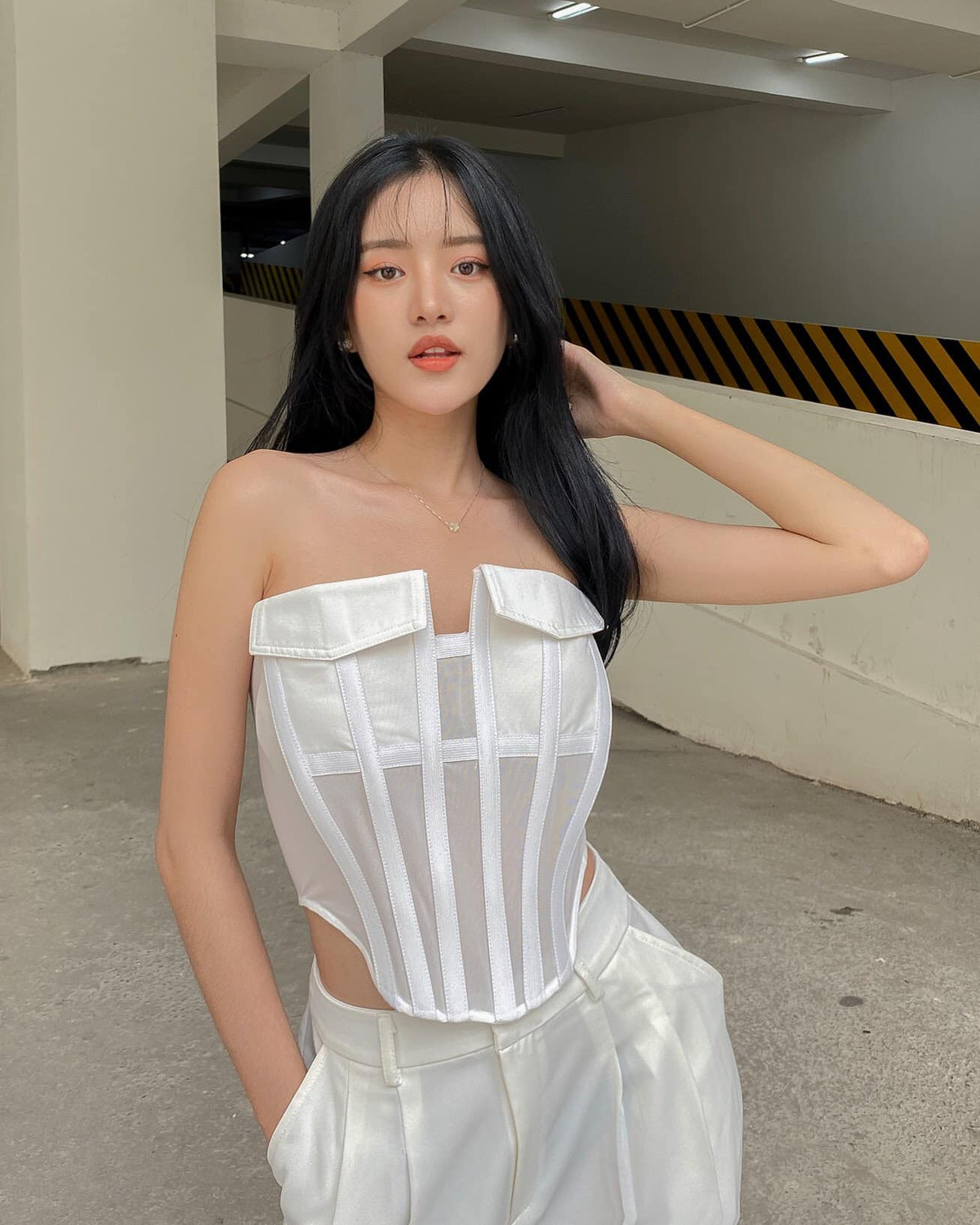 Nàng hot girl 9x có gu thời trang ăn mặc trẻ trung, cá tính. Cô có gu ăn mặc sành điệu và luôn là người đi đầu xu hướng thời trang trong giới trẻ.