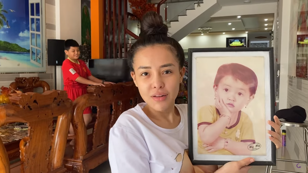 Hot girl Ngân 98 sau đó đã khoe hình ảnh thời bé của mình, rất nhiều người đã ngỡ ngàng trước dung mạo xinh xắn, thu hút của cô thời chưa phẫu thuật thẩm mỹ. Ảnh: Cắt từ clip