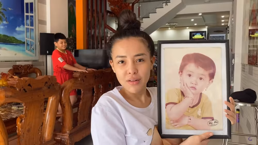 Hot girl Ngân 98 sau đó đã khoe hình ảnh thời bé của mình, rất nhiều người đã ngỡ ngàng trước dung mạo xinh xắn, thu hút của cô thời chưa phẫu thuật thẩm mỹ. Ảnh: Cắt từ clip