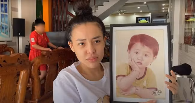 Ngân 98 sở hữu đôi mắt to tròn, khuôn miệng xinh, các đường nét hài hòa, toát lên vẻ trong sáng, đáng yêu. Ảnh: Cắt từ clip