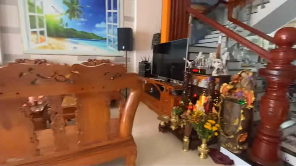 Xuất hiện trong video cùng với bạn gái mình, Lương Bằng Quang vừa thăm quan vừa không khỏi trầm trồ. Ảnh: Cắt từ clip