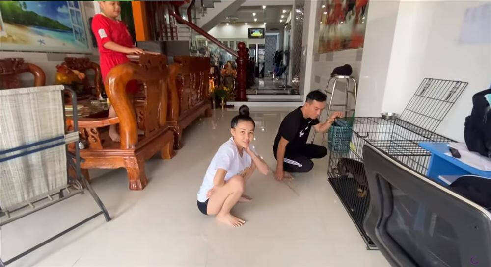Thời gian qua, Ngân 98 và bạn trai Lương Bằng Quang đã có chuyến về quê thăm nhà. Trên kênh YouTube của chàng ca sĩ có đăng tải một clip khoe nhà bạn gái. Điều đáng nói là căn nhà ở thị xã An Nhơn, Bình Định của "hot girl ngực khủng" cực kỳ rộng lớn với 8 tầng lầu, leo hoài không hết. Ảnh: Cắt từ clip