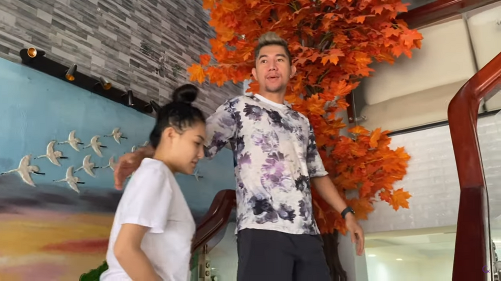 So với hiện tại gương mặt cô nàng đã có rất nhiều thay đổi do phẫu thuật thẩm mỹ. Ảnh: Cắt từ clip