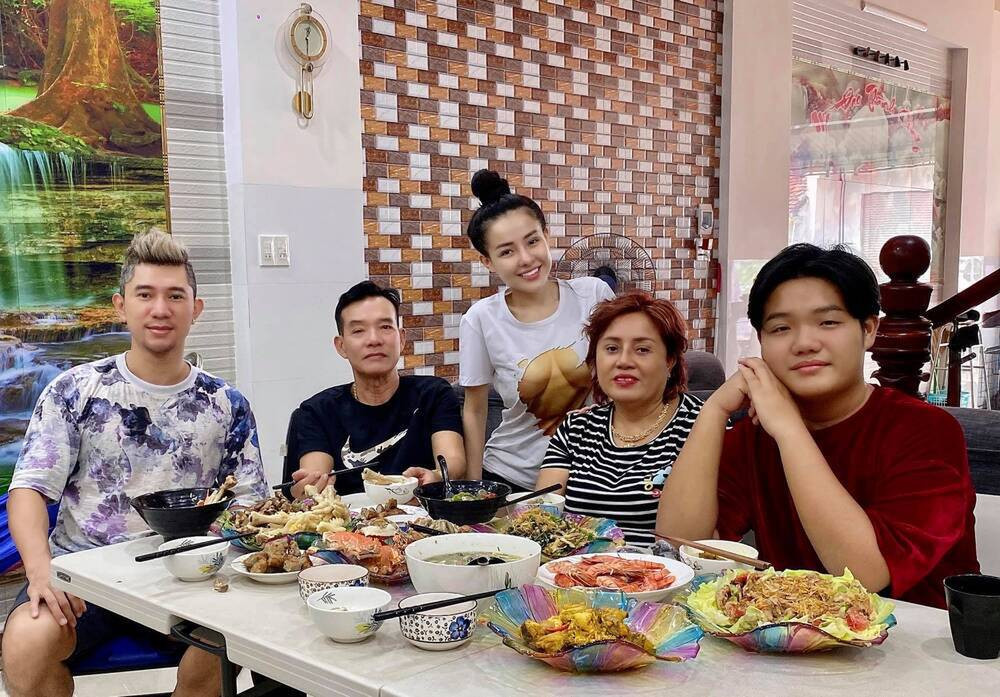 Chuyến về quê thăm nhà lần này Ngân 98 đã tổ chức sinh nhật cho mẹ sau chuyến đi Nha Trang, cả gia đình đã tụ họp ăn mừng rất vui vẻ.