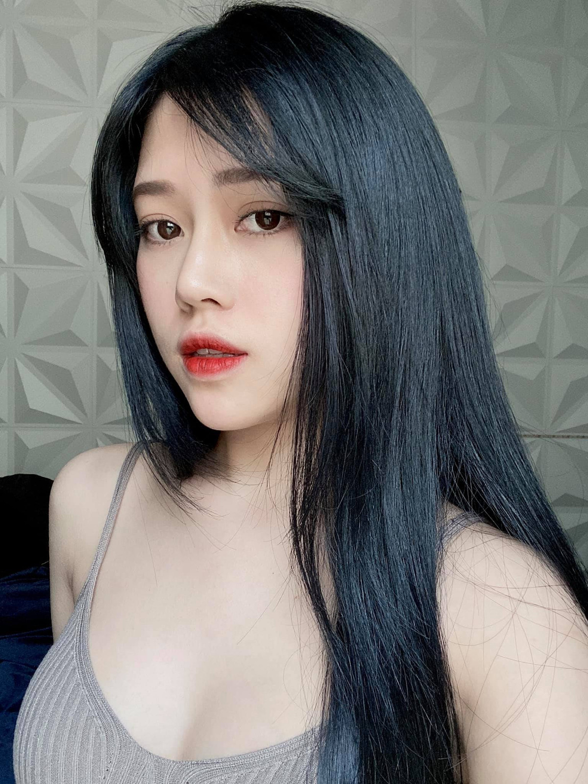 Thủy Tiên, tên đầy đủ là Nguyễn Thị Thủy Tiên, sinh năm 1997. Cô bạn sinh viên trường ĐH Kinh tế Kỹ thuật Công nghiệp này là một hiện tượng mới nổi trong giới streamer.