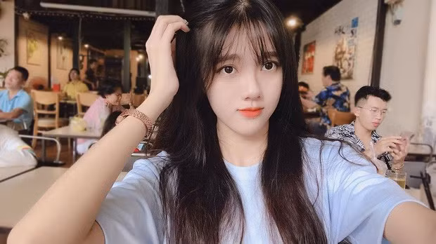 Trước khi bắt đầu công việc streamer, Mòe từng làm người mẫu ảnh. Thay vì tham gia các cuộc thi nhan sắc như nhiều người kỳ vọng, Mòe lại có những sự lựa chọn riêng.