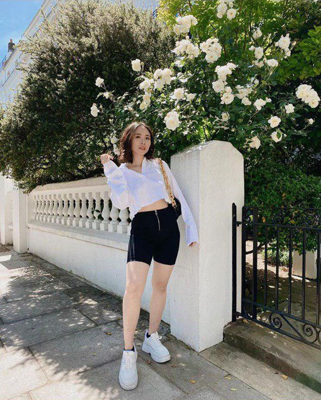 Nga Nguyễn, tên thật là Nguyễn Hồng Nga là một doanh nhân kiêm fashionista nổi tiếng với gu mặc cá tính.