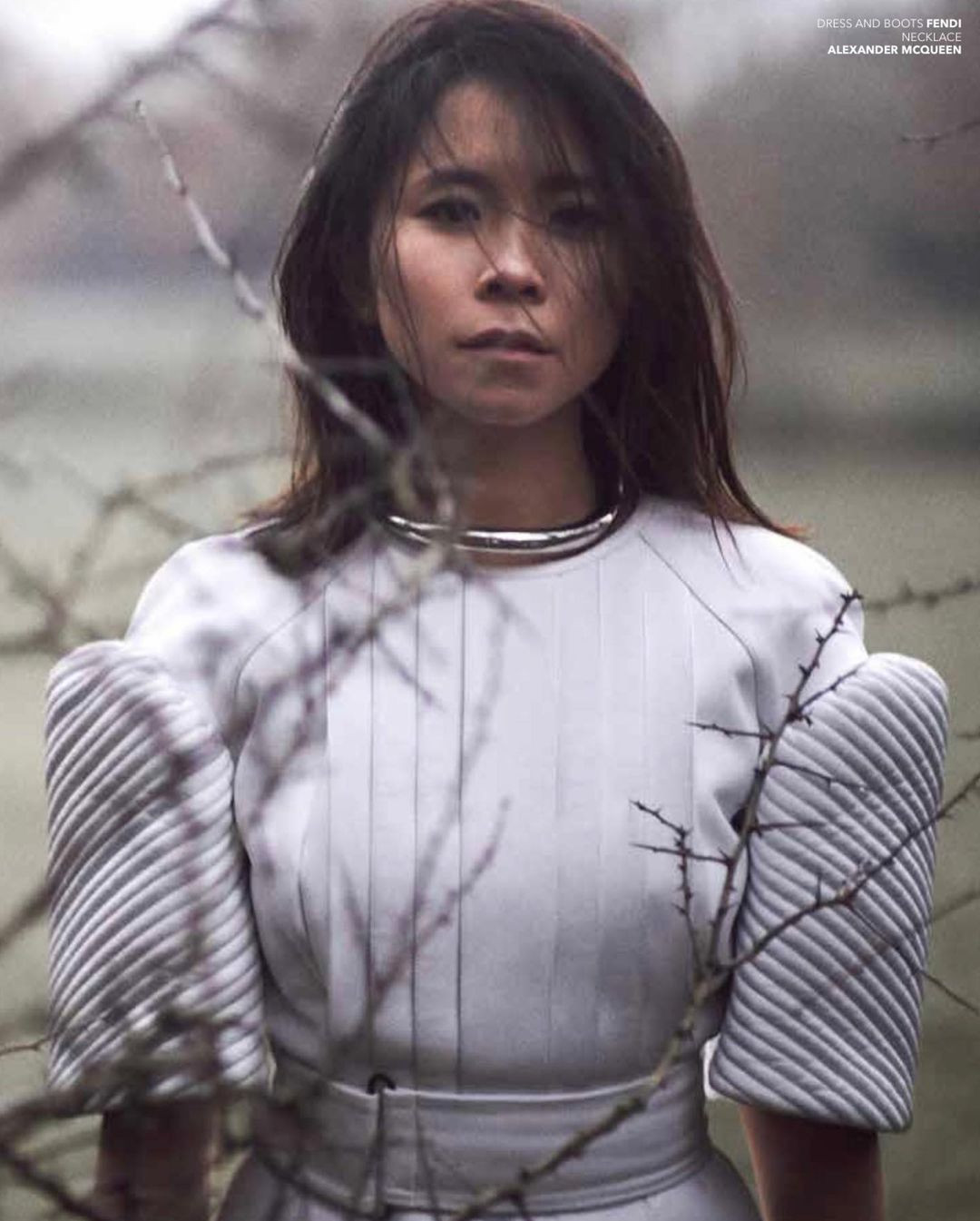 Mới đây, nàng rich kid đã đăng tải bức ảnh tạo dáng dưới cái lạnh âm 2 độ C ở Anh. Trong bức ảnh, Nga Nguyễn dù không cần tạo dáng gì nhiều nhưng cô đã thể hiện được thần thái gương mặt cực kỳ "cool ngầu" không khác gì siêu mẫu.