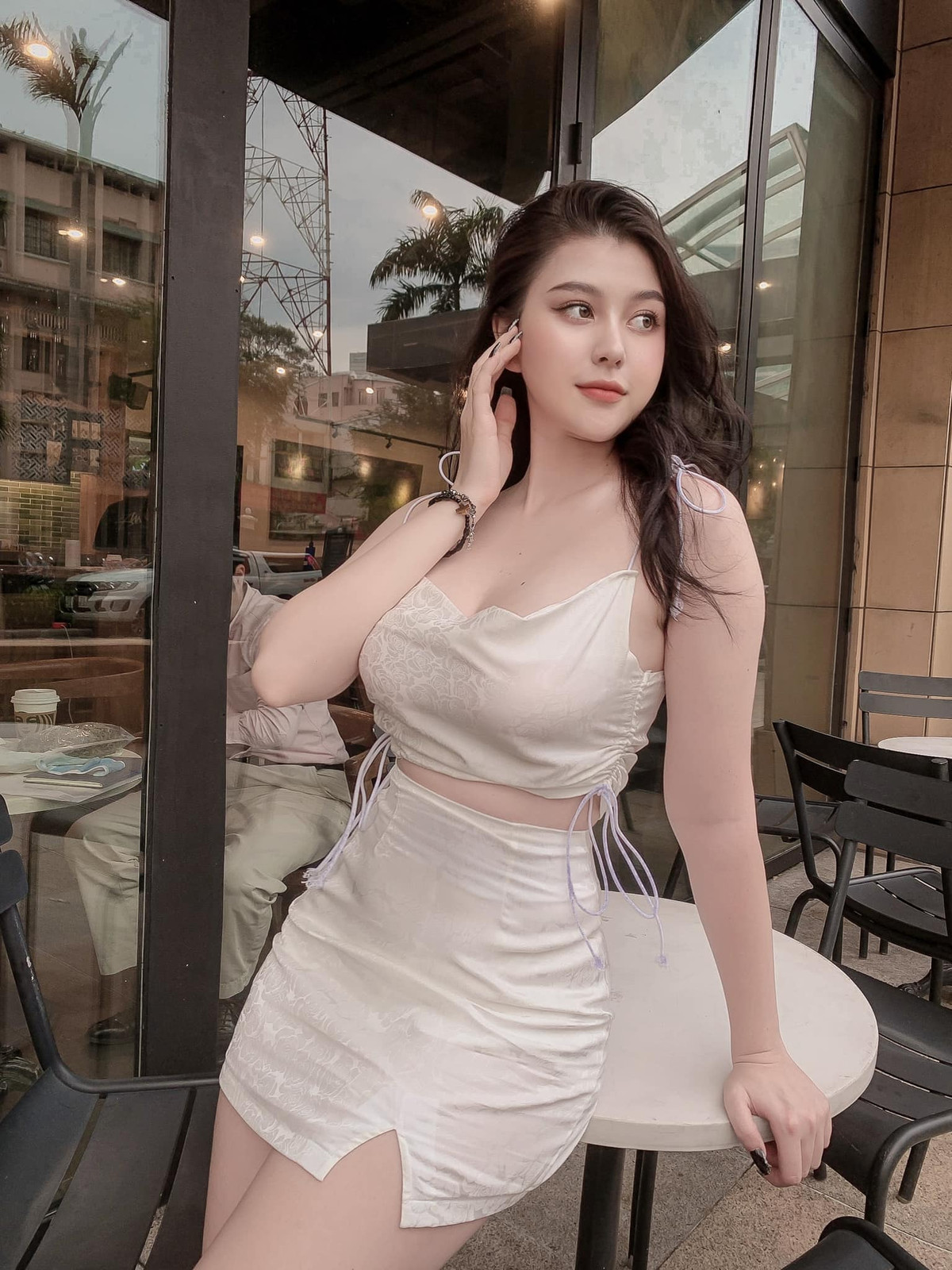 Trên trang cá nhân của hot girl lai Tây thường xuyên khoe ảnh gợi cảm, vì sở hữu nhan sắc và body bốc lửa nên Nhật Anh luôn tự tin diện những trang phục hở bạo này.