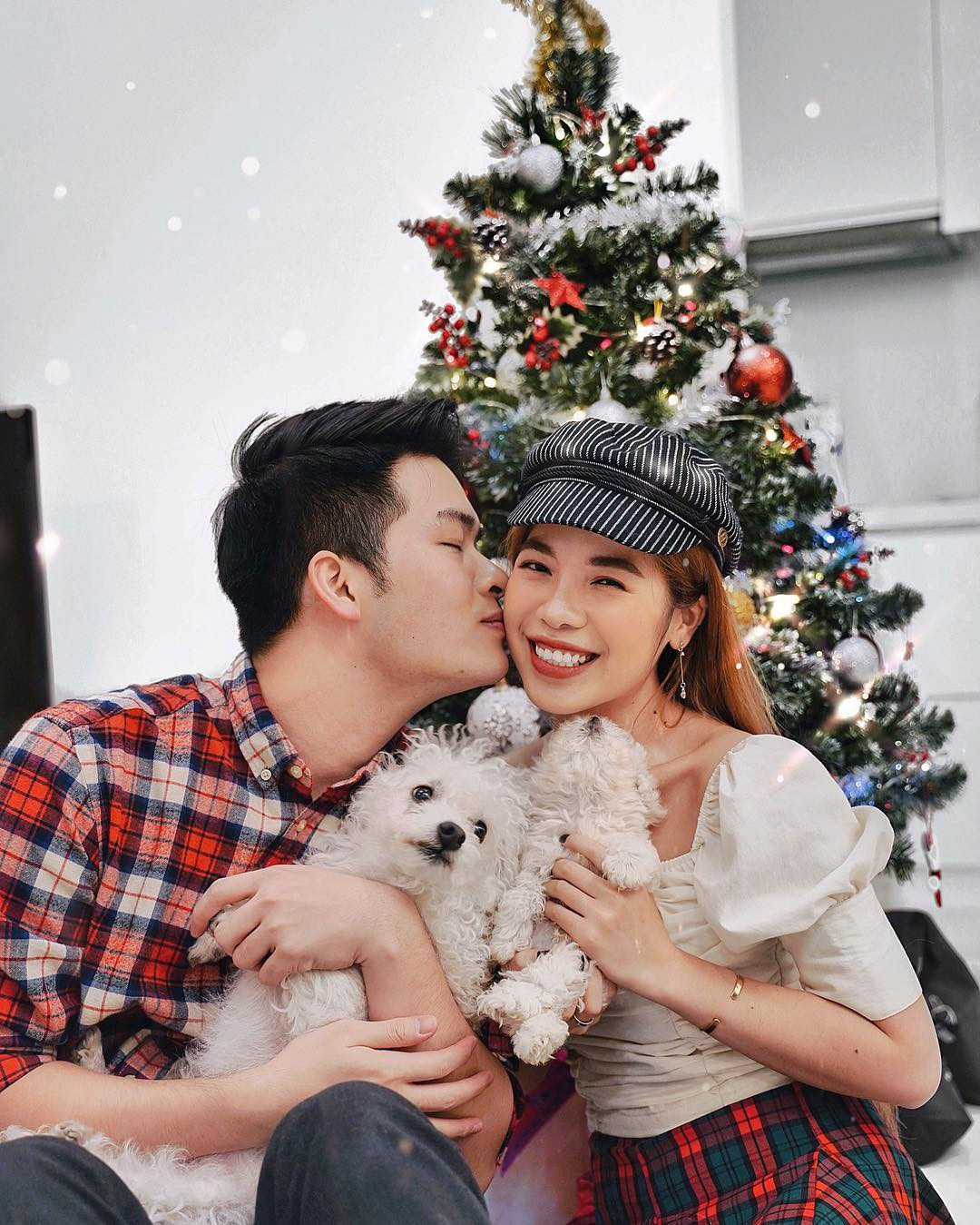 Trên trang cá nhân, cả hai thường chia sẻ nhiều khoảnh khắc tình cảm, đi du lịch cùng nhau hay ủng hộ sự nghiệp của người kia.