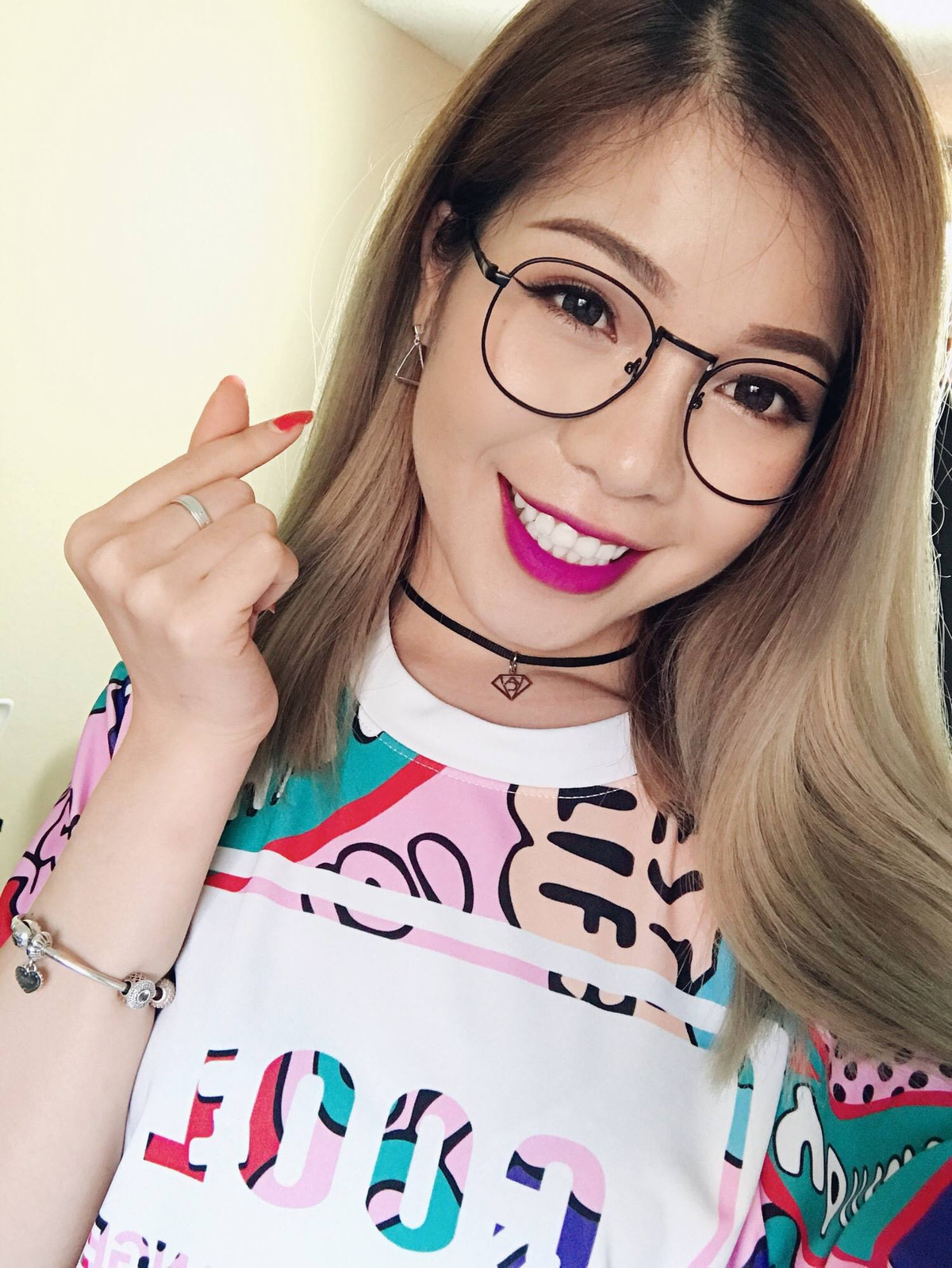 Sức hút của Chang không chỉ đến từ những video clip long lanh, những màn swatch điệu nghệ, bộ trang điểm đắt tiền mà còn đến từ cách nói chuyện gần gũi, tinh thần tích cực đằng sau những sản phẩm trên mạng.