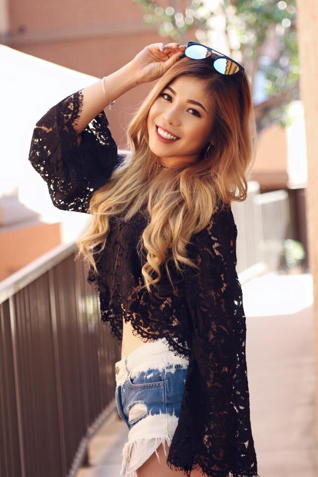 Ngoài những màn make up xuất thần, nữ beauty blogger này còn có phong cách thời trang cá tính và khoẻ khoắn gây sức hút không kém. Ảnh: FBNV