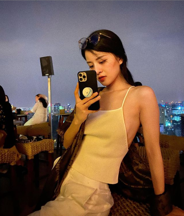 Có thể thấy, nhan sắc của em gái người đẹp xứ Thanh cũng thuộc dạng "một chín một mười" so với chị gái. Cô nàng sở hữu gương mặt xinh đẹp, thân hình mảnh mai, quyến rũ.