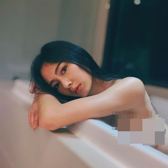 Đặc biệt, người đẹp Thái Lan còn khéo léo mặc những trang phục chẳng những tôn đường cong mà còn khéo khoe hình xăm.