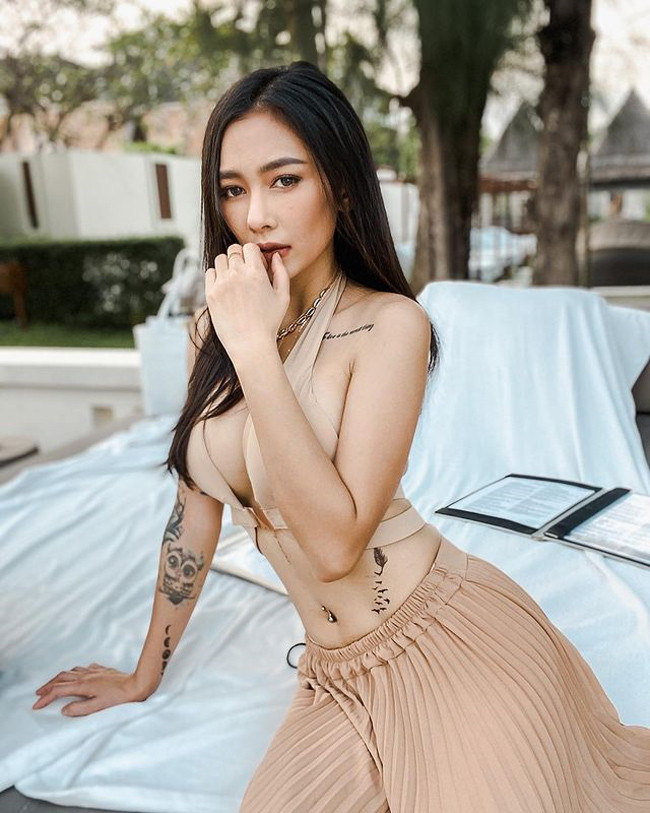 Người đẹp nổi bật giữa "rừng gái xinh Thái Lan" bởi có khá nhiều hình xăm trên cơ thể.