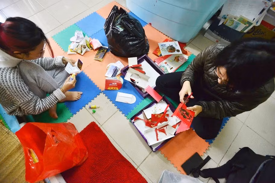 Những tờ lịch cũ sẽ phải trải qua tổng cộng 6 bước để “tái sinh” trong một hình dạng mới. Lịch cũ với hình ảnh đẹp được lựa chọn kĩ lưỡng, chọn các lịch có hình thù màu sắc tươi sáng phù hợp với Tết hoặc có nội dung ý nghĩa nếu lì xì người cao tuổi.