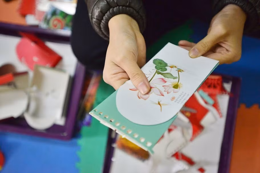 Dự án của chị Tình hiện đang thu hút sự chú ý của cộng đồng mạng, với hàng chục tình nguyện viên là các bạn trẻ yêu thích lối sống xanh tới từ các trường Đại học tại Hà Nội.