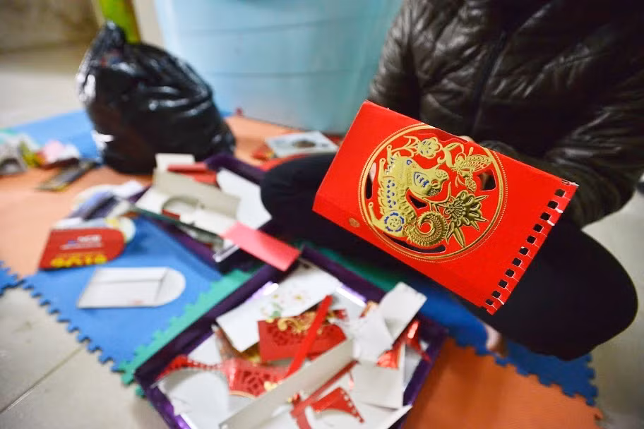 Để làm được bao lì xì từ lịch cũ rất đơn giản, nhưng làm bao lì xì đẹp thì chủ yếu phụ thuộc vào tờ lịch cũ đẹp.