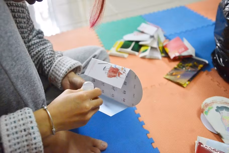 Dự án hiện thu hút nhiều bạn trẻ tham gia tình nguyện, thông qua việc tái chế thủ công các bạn rèn được tính kiên nhẫn, tăng thêm khả năng thẩm mỹ sáng tạo.