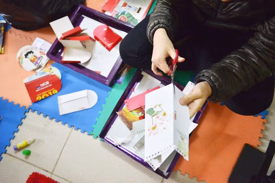 Giá bán loại thông thường 35k/10 cái, loại đặc biệt 45k/10 cái, tuyển chọn loại 1 là 10k/cái. Số tiền bán bao lì xì được gây quỹ để sử dụng cho những dự án tiếp theo.