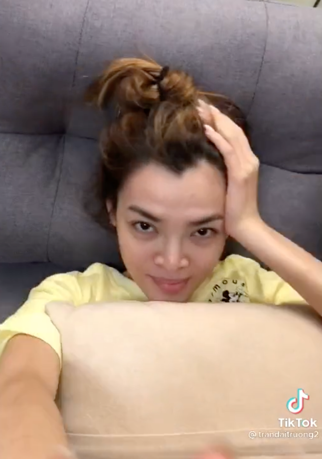 Không có lớp son phấn nhưng Trân Đài vẫn gây ấn tượng với người đối diện bởi nét đẹp lạ của mình.