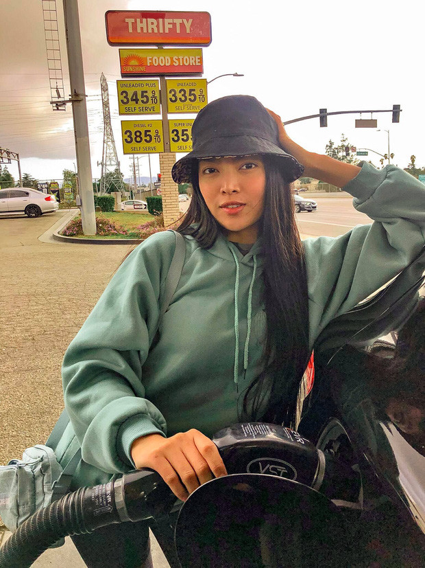 Trên trang cá nhân, cô nàng không ngại chia sẻ những khoảnh khắc đời thường với mặt mộc.