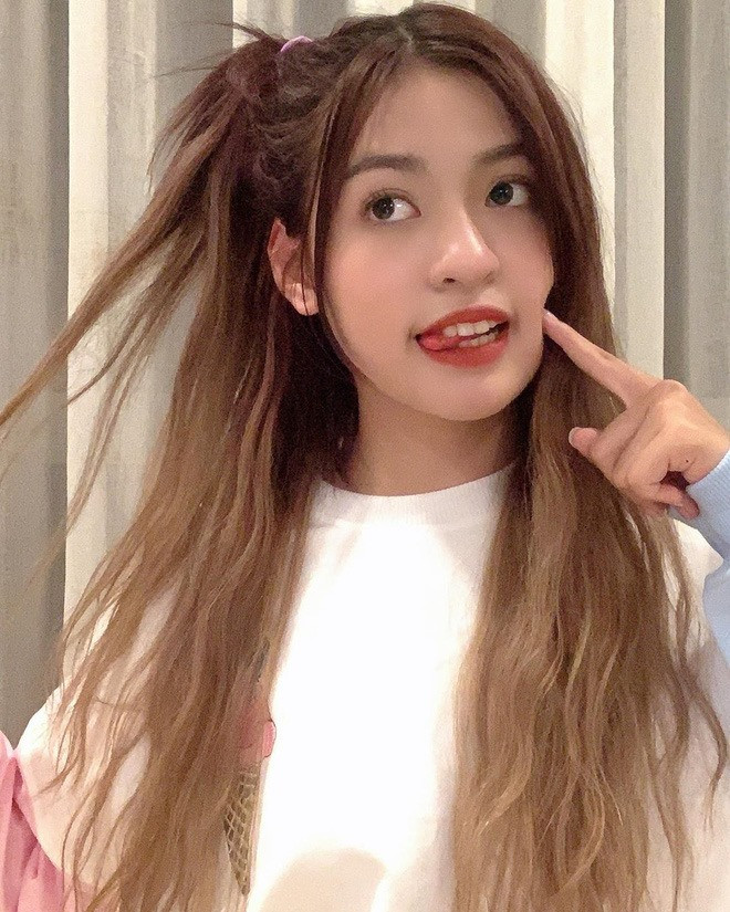 Tiêu biểu, cô nàng hot girl đã có phát ngôn gây sốc khiến cho cộng đồng mạng phải "lên tiếng" : "Thà học ngu mà kiếm ra tiền còn hơn mấy đứa thi được 25, 30 điểm mà không kiếm được đồng nào".