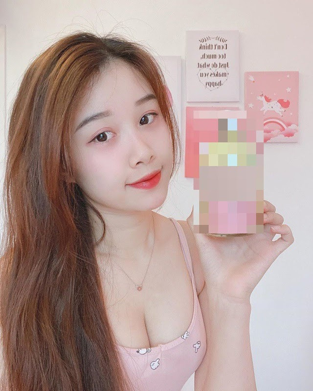 Nguyễn Trang Nhung (thường gọi là Nhung Bum), là bạn gái cầu thủ bóng đá Nguyễn Văn Toàn được biết tới với hình ảnh gợi cảm, quyến rũ.